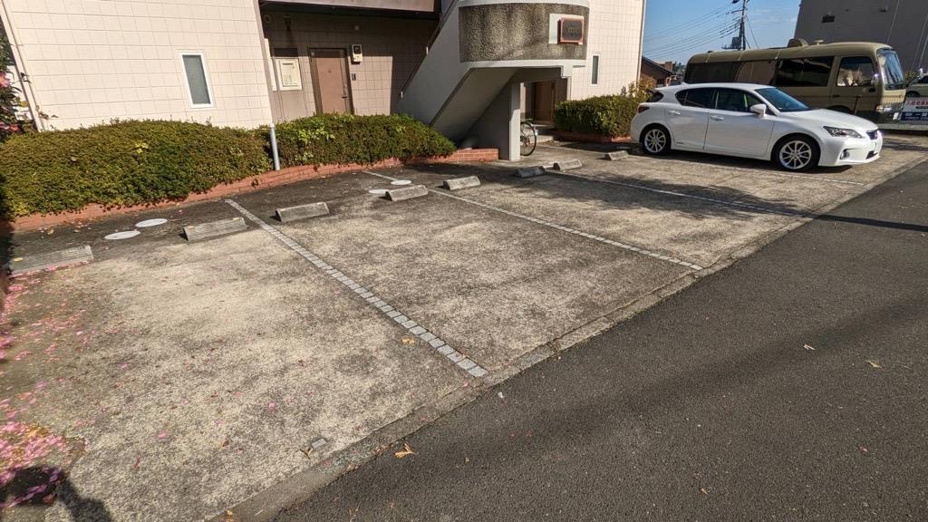 建物前面駐車場