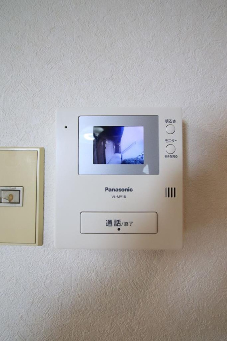 来訪者の顔が確認できて安心です。