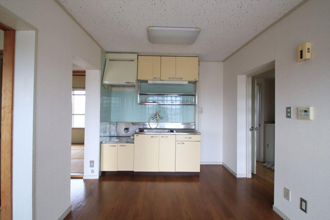 吊戸棚の下に網棚があるのでタオルや調味料が置けます！