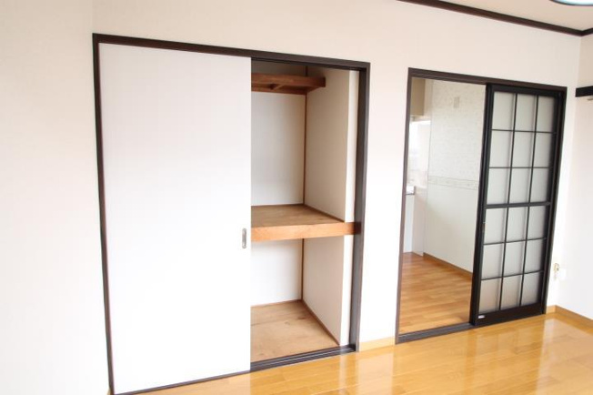 押入タイプの収納で収納力抜群！