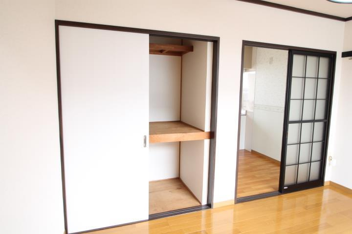 押入タイプの収納で収納力抜群！