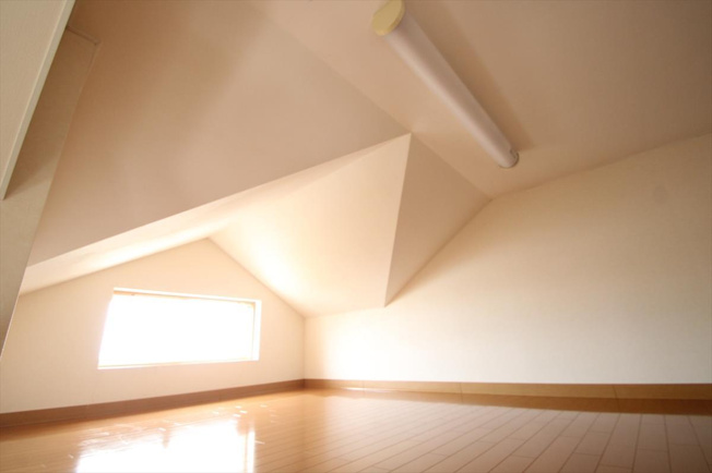 窓付きのロフトです