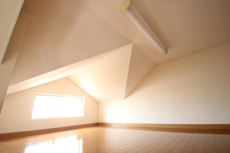 窓付きのロフトです