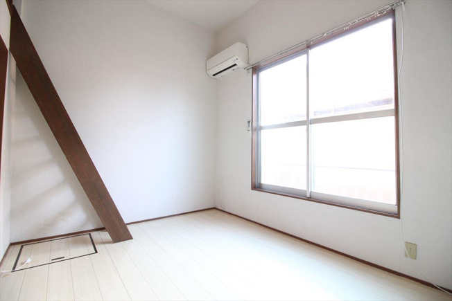 白基調で明るいお部屋になっております