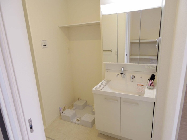 洗濯機置き場・洗髪洗面化粧台（三面鏡）