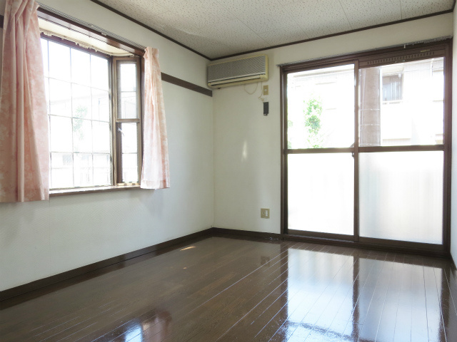 ファミーユ国分寺【洋室】２階角部屋で大変明るいお部屋です。フローリング６帖でエアコンや出窓、バルコニー付き。