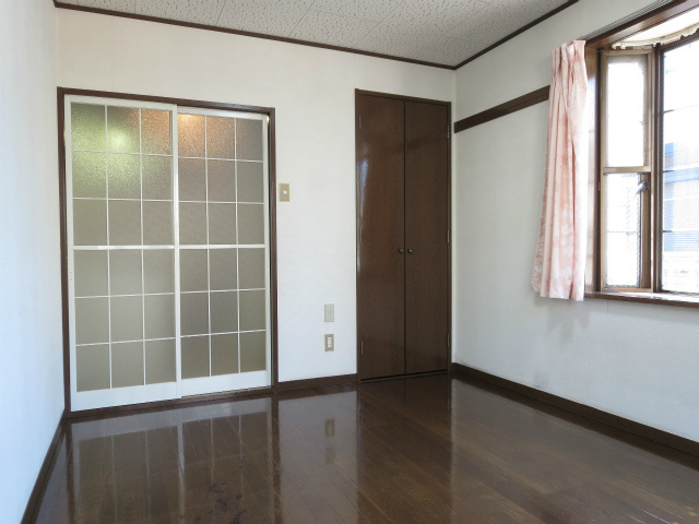 ファミーユ国分寺【洋室】キッチンも明るく照らす大きな出窓や収納付きです。