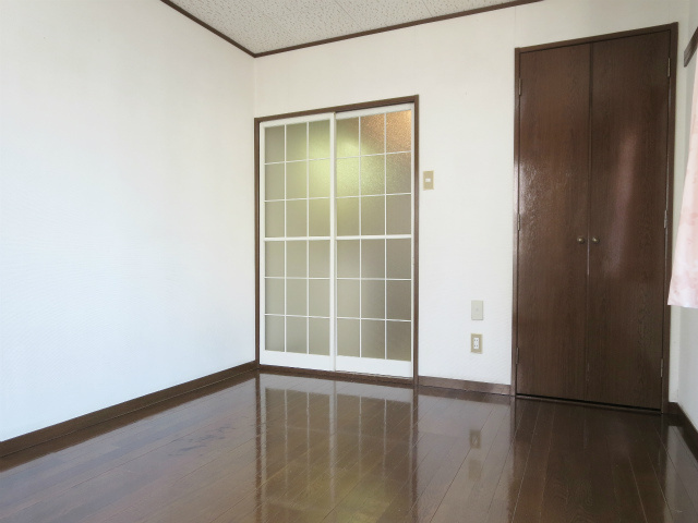 ファミーユ国分寺【洋室】シックなダークブラウンな内装です。