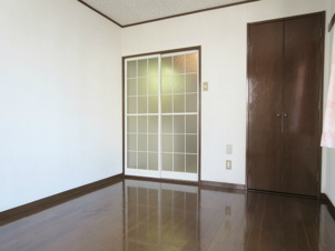 ファミーユ国分寺【洋室】シックなダークブラウンな内装です。