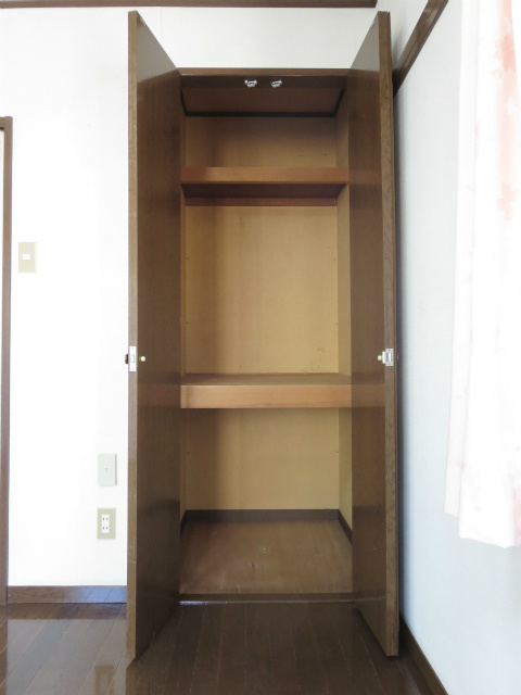 ファミーユ国分寺【収納】奥行きがあるので圧縮した冬掛けの布団なども収納できます。