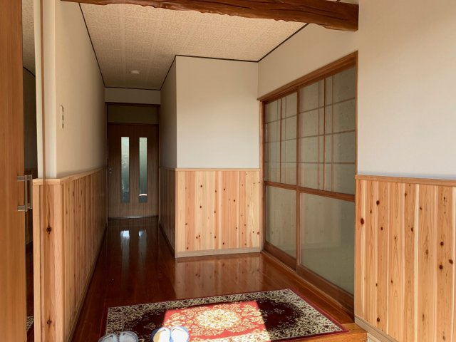 南関町関外目1763【玄関】玄関には腰壁。暖かみがありますね。