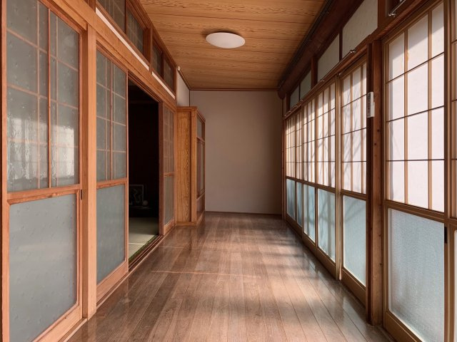 南関町関外目1763【内装】広縁の天然木床が温かみを感じます。