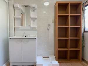 南関町関外目1763【独立洗面台】タオルや下着を置くスペースを確保した棚も設置されています。