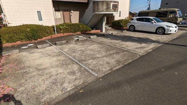 建物前面駐車場