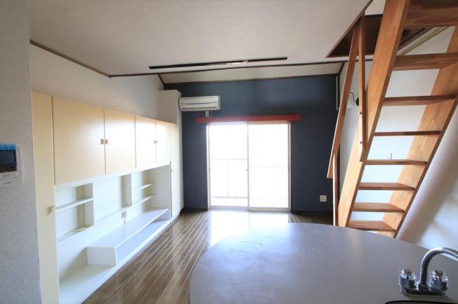 キッチンから見たお部屋。シンプル好きの方におすすめです。