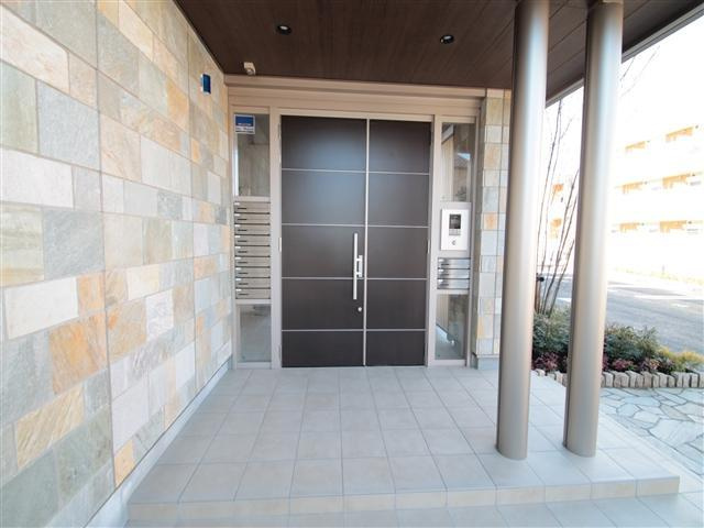 タイル張りエントランス（オートロック付き）