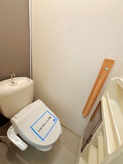収納スペース付のトイレです♪温水洗浄便座取り付けます★