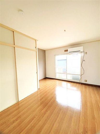 居室　リフォームされているので綺麗ですね。