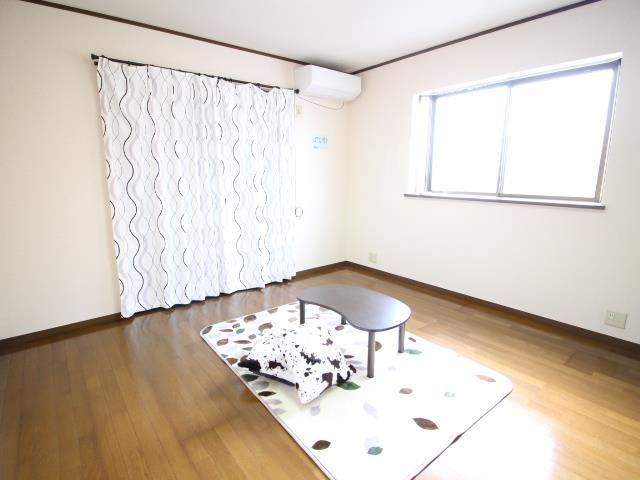 明るいリビングです♪※101号室の写真となります。中部屋は掃