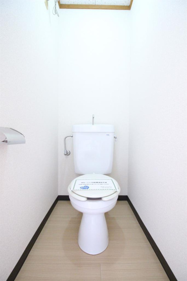 清潔感のある真っ白なトイレです。
