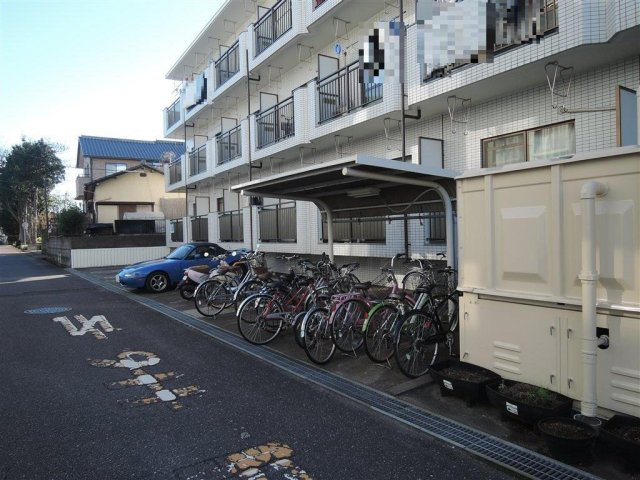 敷地内駐車場（台数制限有）・屋根付き駐輪場完備です