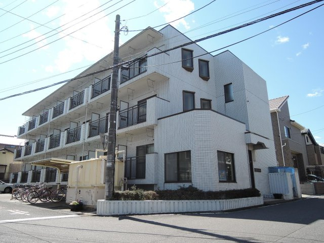 3階建てのマンションです。