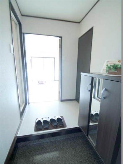 スッキリとした玄関★※部屋により建具の色が異なります。