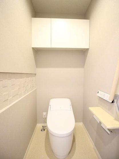 トイレ壁面にはエコカラットあります。