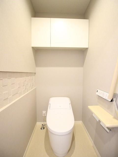 トイレ壁面にはエコカラットあります。