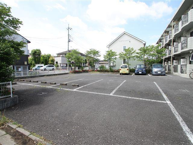 広い駐車場で停めやすいです★