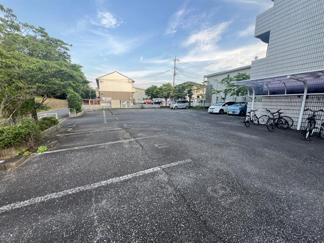 広い駐車場で停めやすいです。