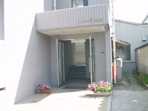 フィオーリ朝日町【エントランス】安心の防犯カメラ付き