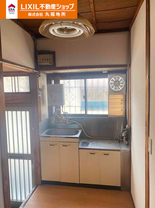 南住吉福田貸家【居間・リビング】キッチン周りです。