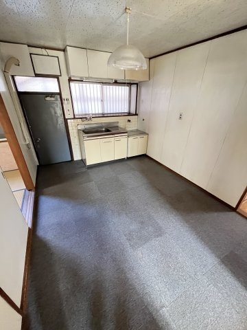 高田町11丁目貸家【居間・リビング】