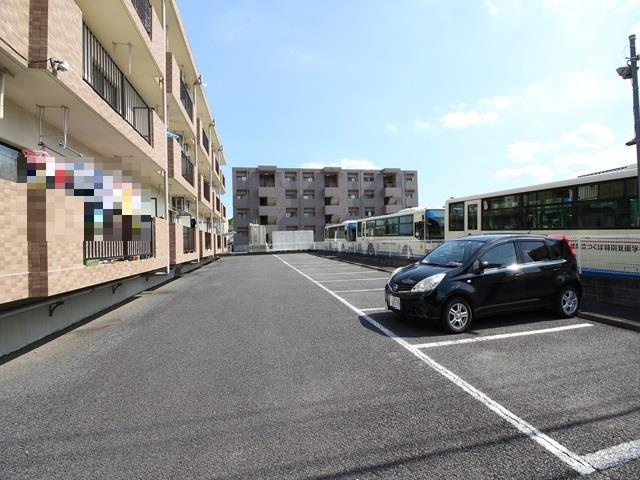 駐車場敷地内にとれます。