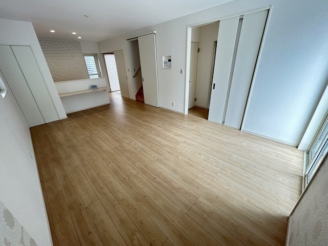 白を基調とした空間に、キッチンのタイル調アクセントクロスが洗練された印象をプラス。