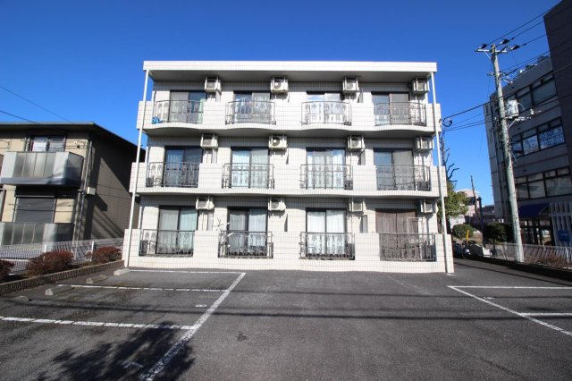 3階建てのマンションです。