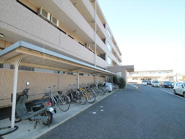 駐車場の他には、駐輪場も完備!!