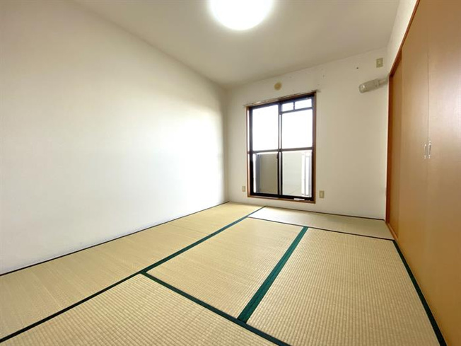 お子様も怪我しにくい畳の和室です。