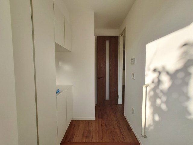 玄関ホールにはさりげなく握りバーを設置しています。