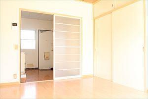 居室　リフォームされているので綺麗ですね。