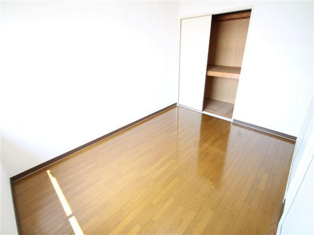 収納付きの日当たり良好な洋室!!