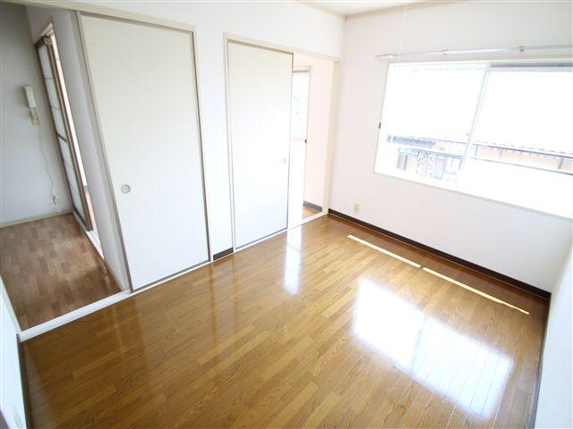 人気の２階角部屋、収納付き★