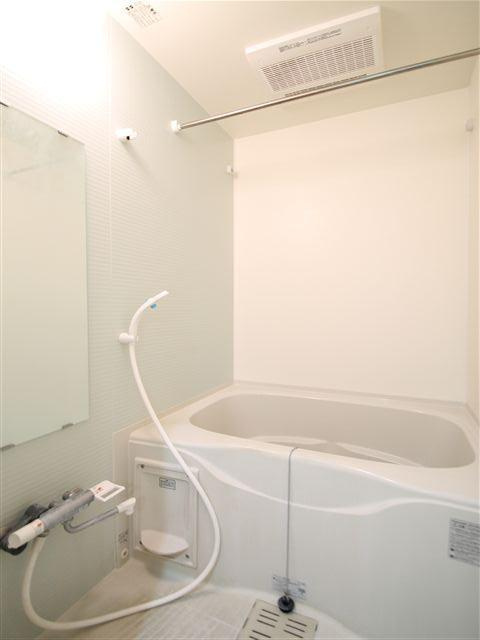 浴室乾燥機、追い焚き機能付のお風呂です。