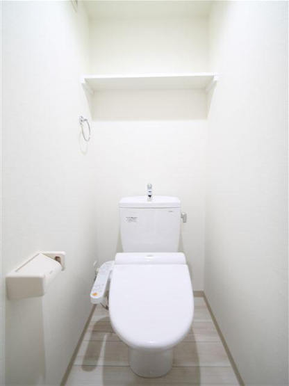トイレにも収納棚あります。