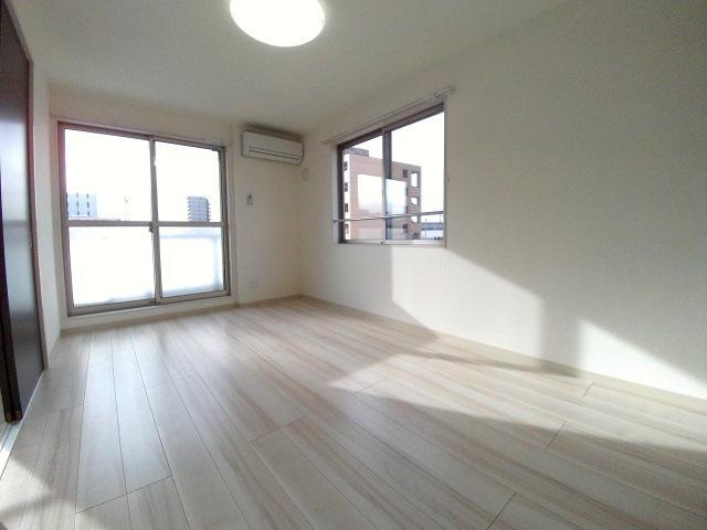 窓の多い洋室です。各部屋照明付き。