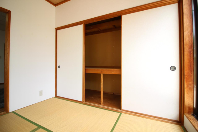 押し入れタイプの収納なので荷物もたっぷり入ります！