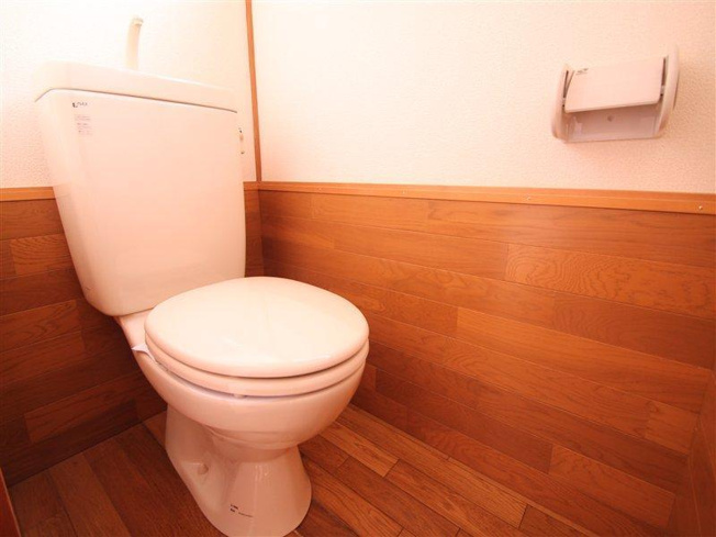 木目調の作りで優しい雰囲気のﾄｲﾚです｡