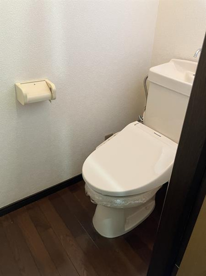 窓付きの明るいトイレです