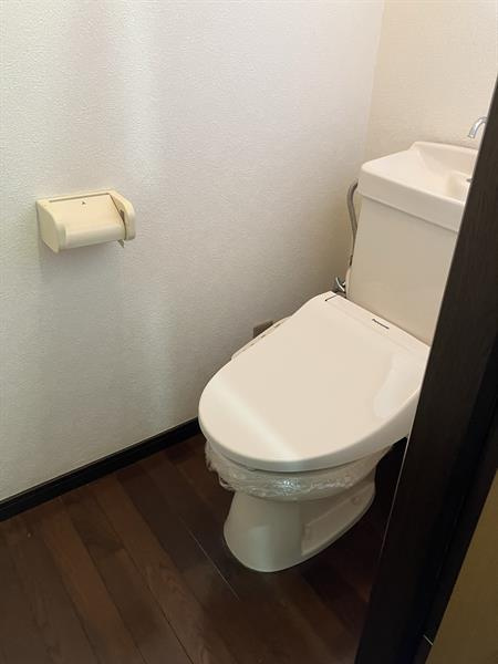 窓付きの明るいトイレです